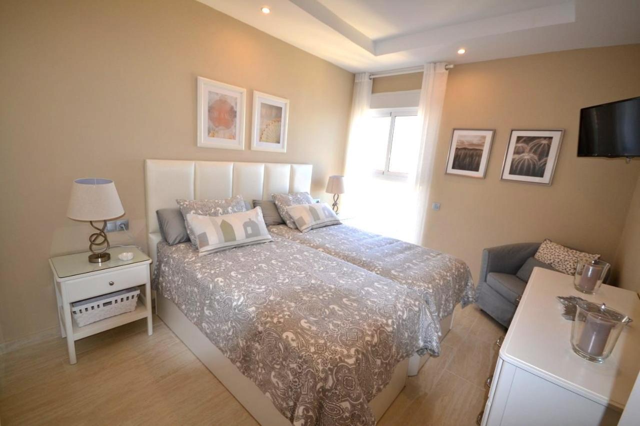 Fuengirola. Bonito Apartamento En Paseo Maritimo. Espectaculares Vistas Al Mar. Primera Linea Экстерьер фото